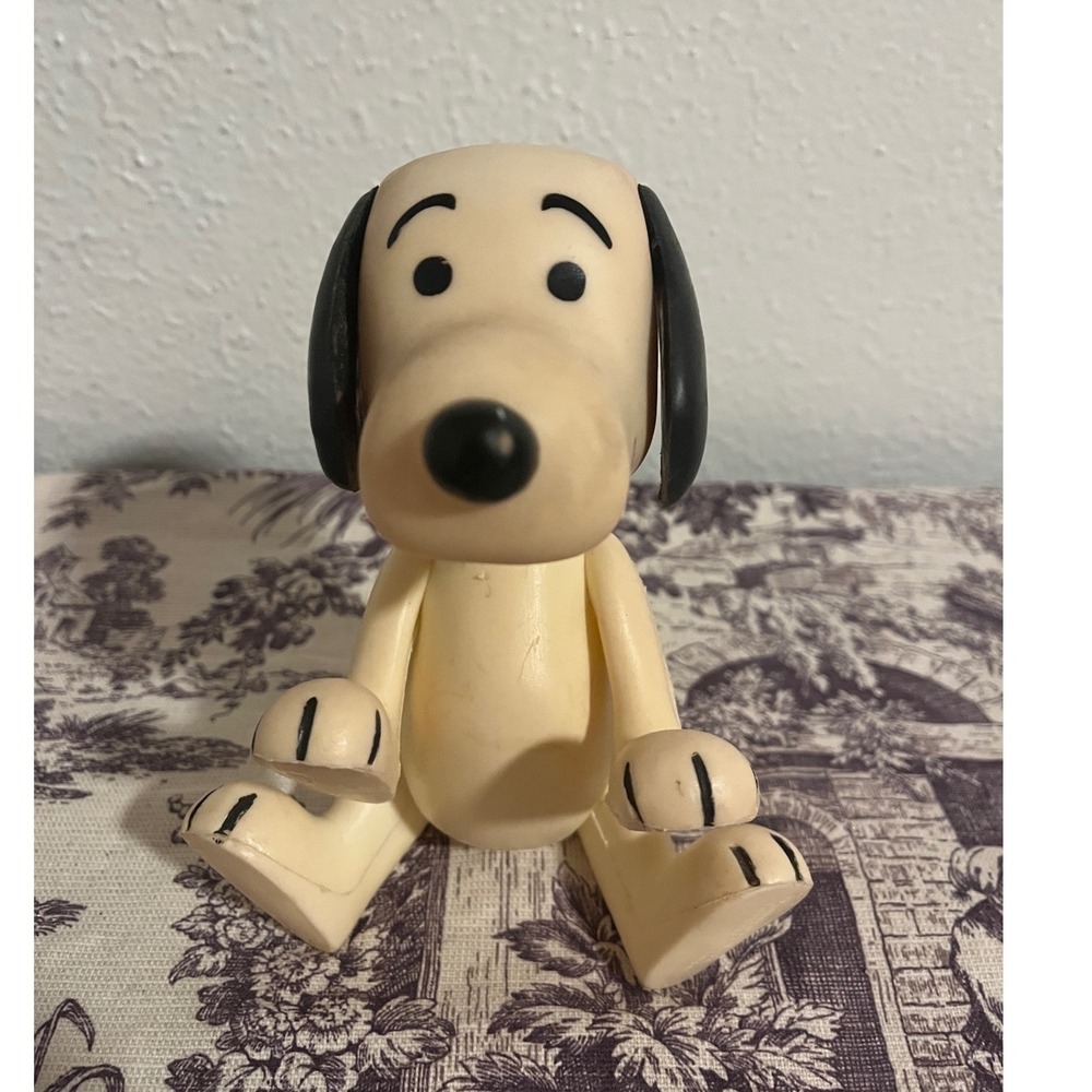 Vintage Peanuts Snoopy Jointed Vinyl Action Figure 6.5 Inch Collectible Toy